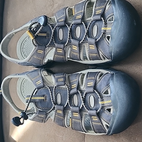 Size 12 men\'s keen sandals